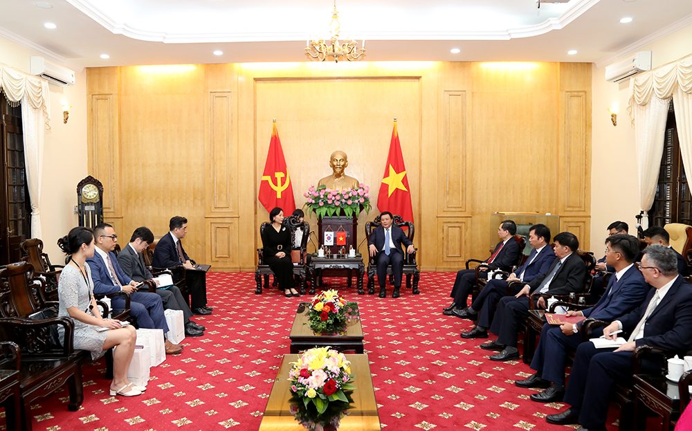 New RoK Ambassador to Vietnam visits and works at the Academy