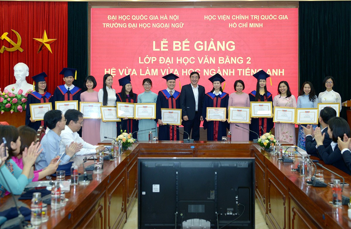 Bế giảng Lớp đại học văn bằng 2 hệ vừa làm vừa học ngành tiếng Anh